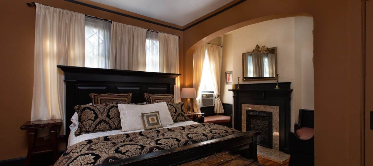 Luxurious Bed and Breakfast Suite with 2Person Jacuzzi in Asheville NC